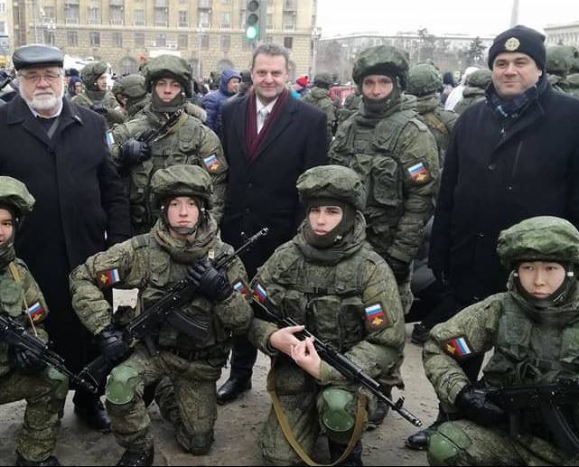 ... a tady se poslanec Ondráček nechal vyfotit s ruskými okupanty na Krymu (foto facebook)